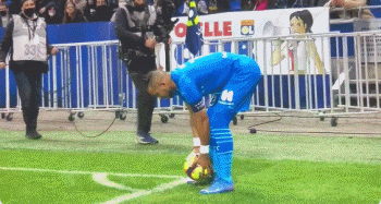 34天只赢1场！阿隆索致敬滕哈赫：都怪裁判，我们走在正确的路上（34天仅一胜！阿隆索致敬滕哈赫：责任在裁判，方向没错）