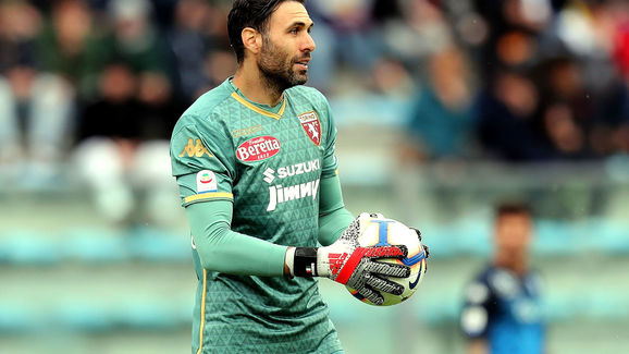 足球国足后防稳固，连续三场零封对手（国足筑牢后防，连续三战零封）