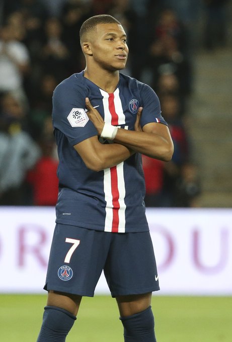 前锋远射破门，球迷现场尖叫（前锋远射世界波破门，现场球迷沸腾）