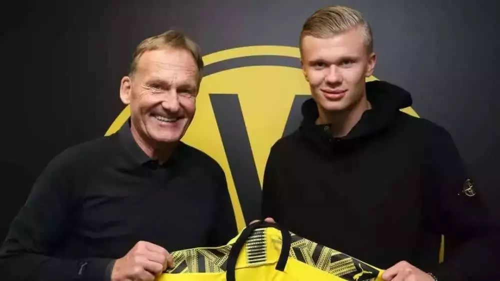 世体：塞尔塔女主席是拉什福德的球迷，并收藏该球员签名球衣（世体：塞尔塔女主席是拉什福德粉丝，珍藏其签名球衣）