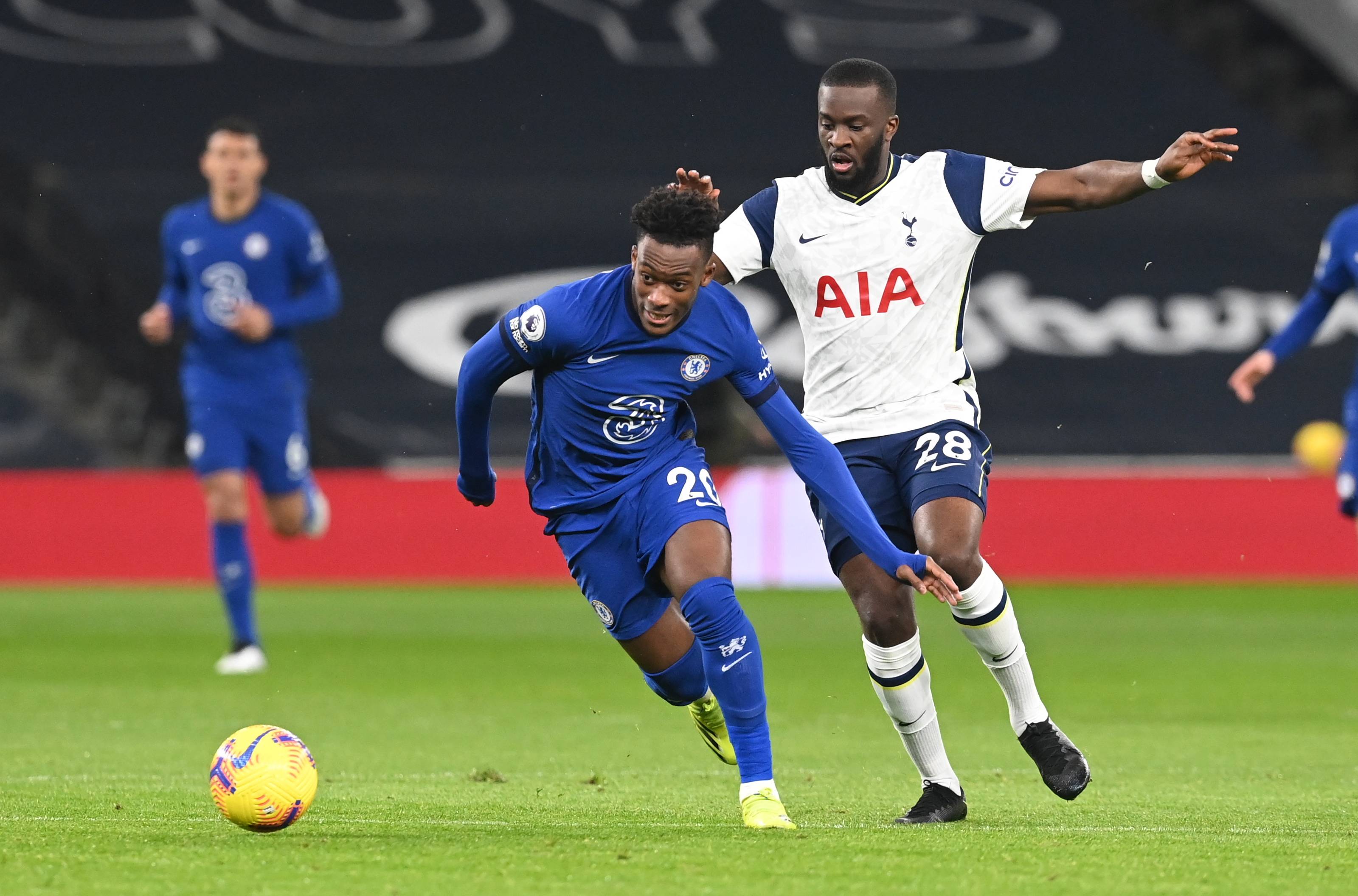 狄龙33+2对轰东契奇38分！布克里程碑，两旧将掀翻湖人，老詹10分（狄龙33+2硬刚东契奇38分，布克达成里程碑！两旧将掀翻湖人，詹姆斯仅得10分）