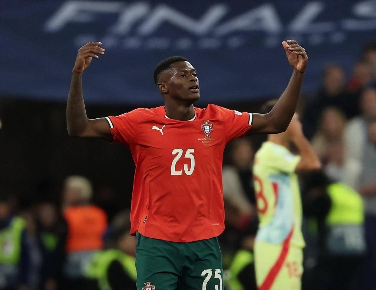 里尔主帅：首次见到一个点球主罚三次，我们战胜了欧联夺冠热门（里尔主帅：生平首次见同一粒点球连罚三次，我们力克欧联杯夺冠热门）