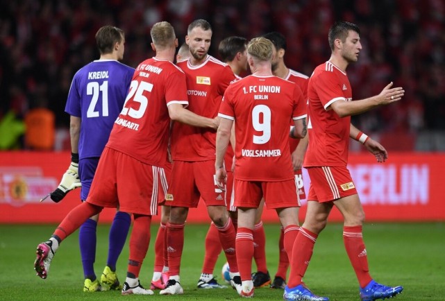 不服！萨拉赫：凯恩进球荒时媒体都相信他，轮到我就说去坐板凳（萨拉赫不满：凯恩进球荒照样被信任，到我这就要坐板凳？）