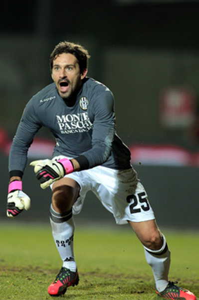 多尔古：纽卡的侵略性很强，我们要在对方半场持球避免被压迫（多尔古：纽卡侵略性十足，我们要在对方半场控球以化解逼抢）