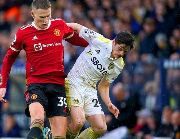 杜兰特关键中投命中，全场欢呼（杜兰特关键时刻中投命中，全场沸腾）